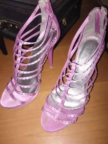 Sandália de Salto Lilás com Strass