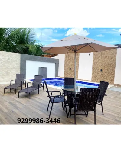 Mesa com ombrelone e espreguiçadeiras 