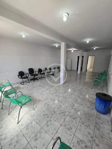 Prédio Comercial de Grande Porte: Estacionamento amplo para 30 veículos, Inúmeros Banheiro