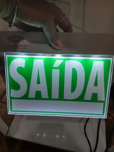 a sinalização de saída acrílica 