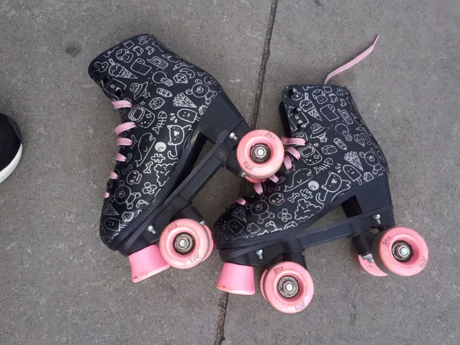 Patins Roller Quad Preto com Detalhes em Desenho