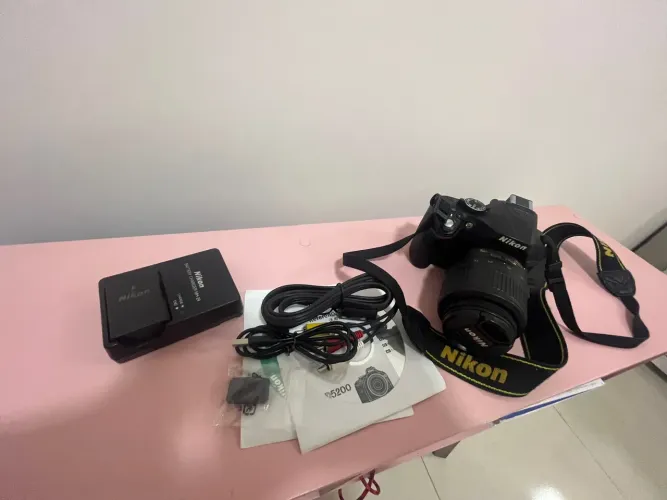 Câmera Nikon D5200 com acessórios