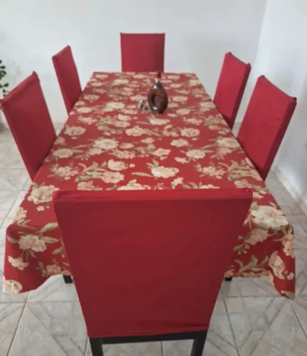 Estou vendendo uma linda mesa de jantar de pura madeira tendo 6 cadeiras estofadas aceito