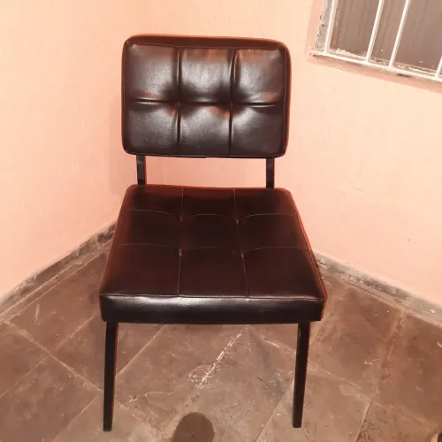 Cadeira preta estofada