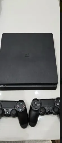 Vendo ps4 slim 500 gb 2 controles novos, completo.