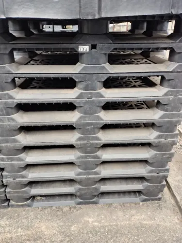 Pallets plástico, dimensões: 1,20x1,10x0,15m.