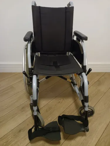 Cadeira de Rodas Ottobock, START M1 38, suporta até 125kg.