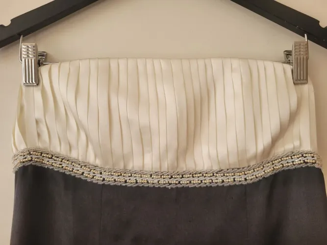 Vestido de festa preto com echarpe