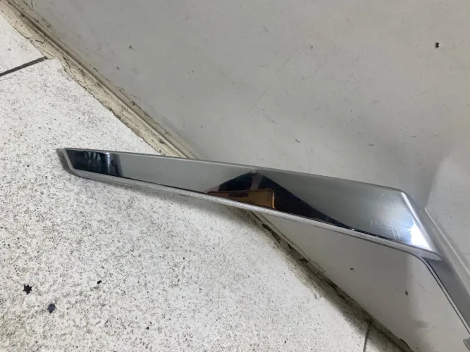 Moldura lado esquerdo parachoque dianteiro Nissan kicks 2022/2024 original 