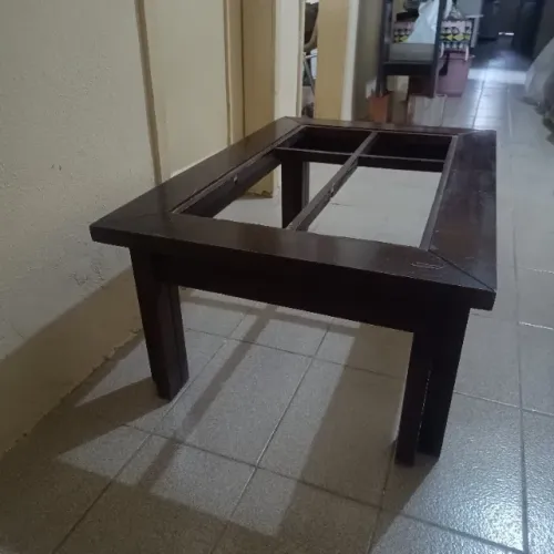 Vendo mesa de centro em madeira - sem o tampo de vidro