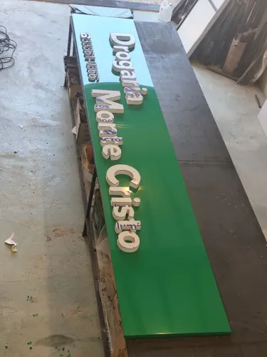 Placas fachadas em acm letreiros em 3D placas luminosas