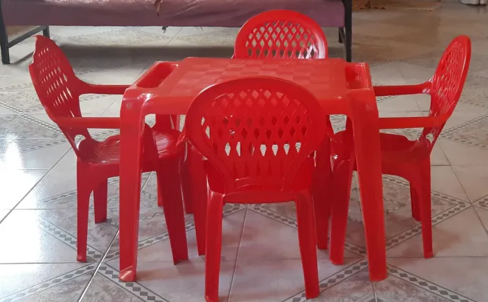 CONJUNTO DE MESA E CADEIRAS INFANTIS DA MARCA TRAMONTINA