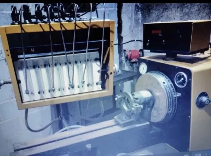 Bancada de teste para injetora diesel com algumas ferramentas.