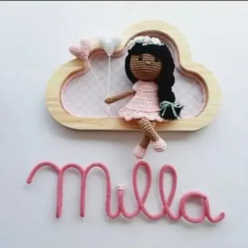 Porta Maternidade em crochê Personalizado ( boneca amigurumi + Nuvem mdf)