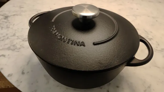 Panela de ferro Tramontina com tampa em perfeito estado