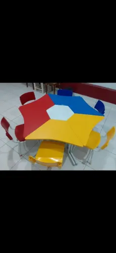 Mesa Infantil Colorida e modulada 06 mesas e 06 cadeiras e 1 centro
