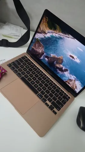 Macbook Air 13' M1 8GB 256SSD ano 2020 ainda na garantia Apple.