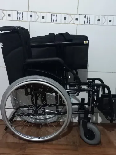 Vende-se uma cadeira de rodas da Jaguaribe nova. 