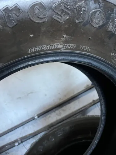 Pneu 265/65R17 Firestone.