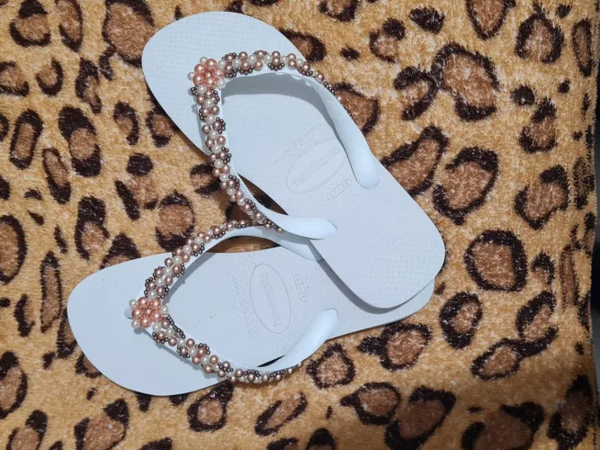 Sandálias Havaianas customizadas com pérolas