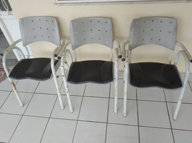 Três Cadeiras com assento em courim