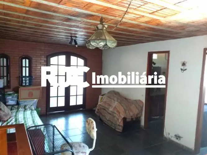 Casa de condomínio para venda possui 328 metros quadrados com 3 quartos