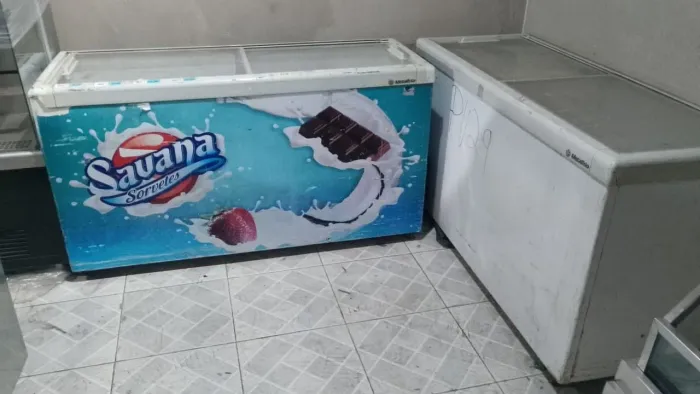 Freezer Horizontal MetalFrio / Fricon contendo 8 unidades todos 220v gelando muito ?