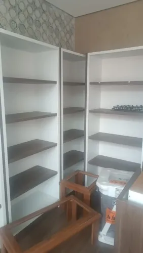 Estante planejada em MDF Reforçado