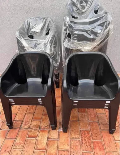 Cadeira de plástico tipo poltrona 