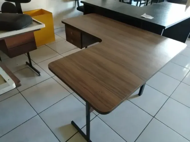 mesa L madeirada, perna de ferro - frete gratis