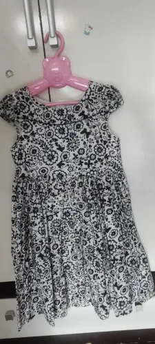 Vestido Infantil Floral preto e branco.