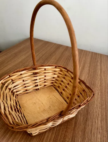 Cesta de palha decorativa