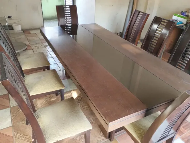 Mesa com oito cadeiras