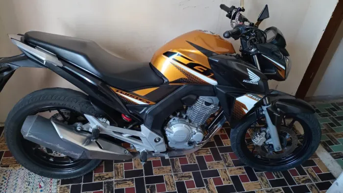 Moto impecável