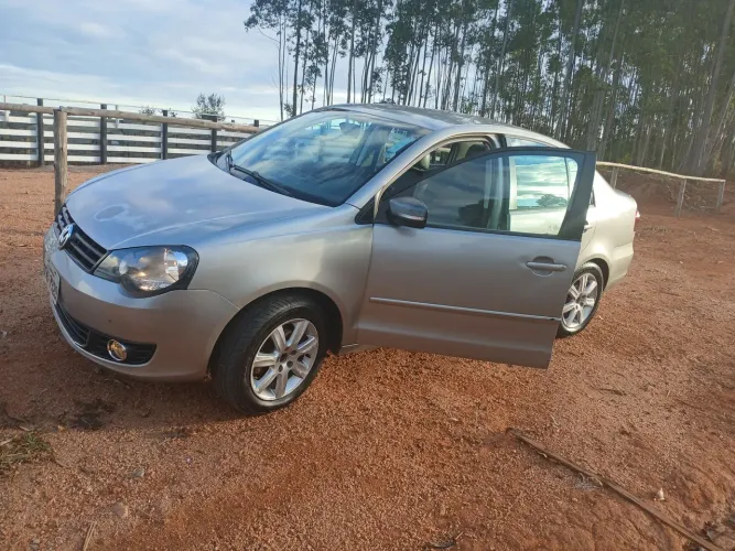 Volkswagen Polo Sedan 1.6 MI Total Flex 8V 4P 2013