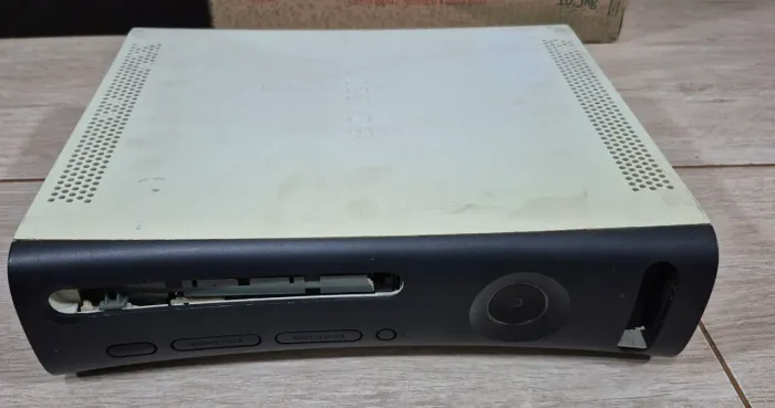 Console Xbox 360 com defeito para uso de peças ou conserto 
