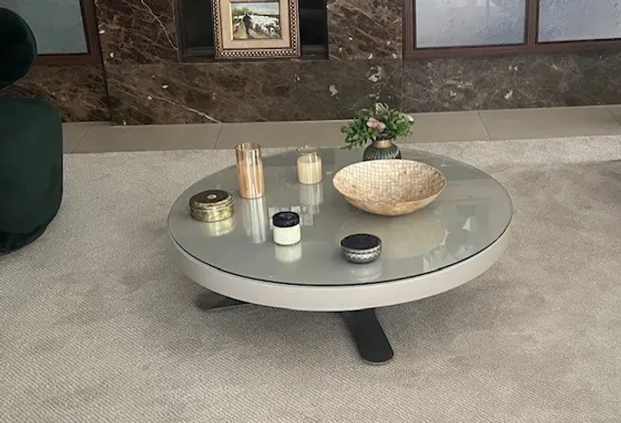 Mesa de centro redonda, linda, em laca cinza com tampo de vidro