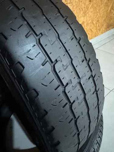Um pneu 195/70R15 Firestone