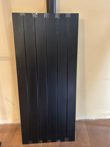 Painel preto em madeira