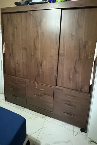 Vende- se Guarda roupa