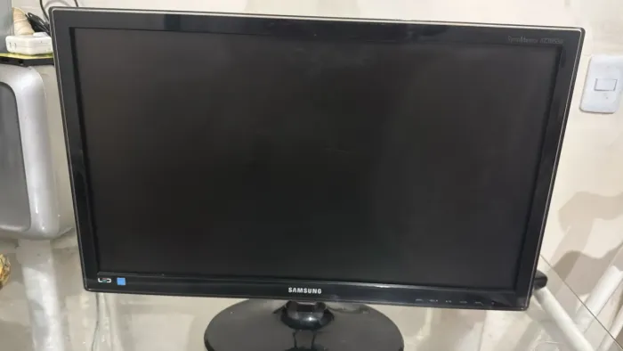 Vende-se dois monitores de computador