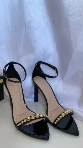 Salto Mariotta preto com detalhe dourado