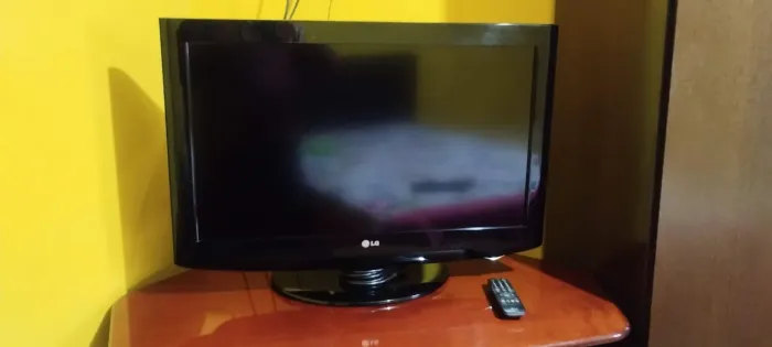 TV LG 32 POLEGADAS LCD,PRECISA DE UM CONVERSOR DIGITAL R$260,00