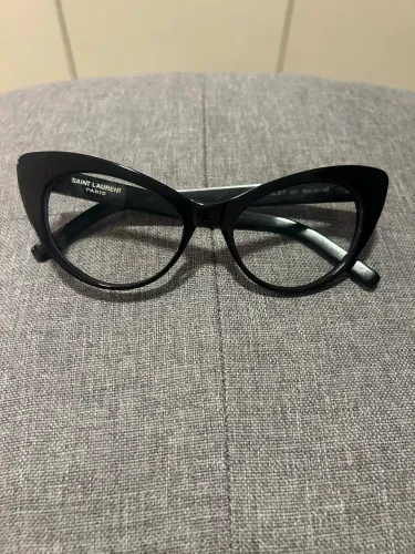 Óculos Saint Laurent original estilo gatinho preto - elegante e sofisticado