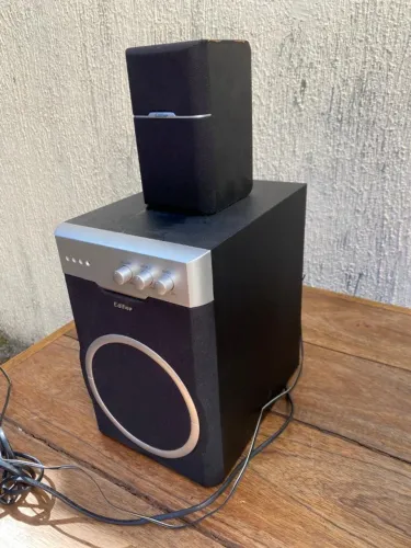 Sistema de som Edifier R401, um conjunto multimídia 2.1
