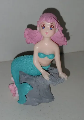BONECA MINIATURA SEREIA CABELO ROSA NA ROCHA ESTILO ANIME