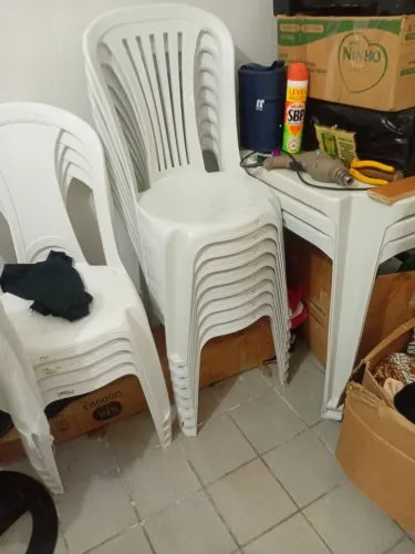 Mesas cadeiras esopor e tenda e cortado de batata