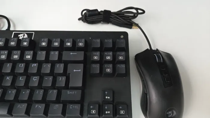 Conjunto Red Dragon - teclado Dark Avenger e mouse Cobra (M711)