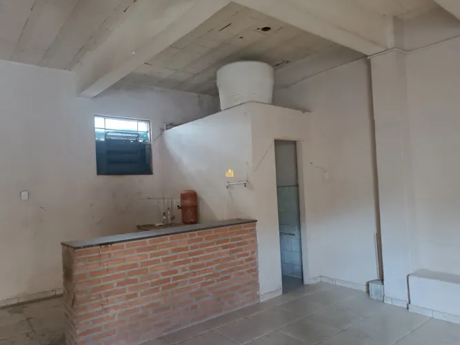 Loja comercial para locação no Centro de Esmeraldas-MG: 1 sala, 1 banheiro, 80m² de área.