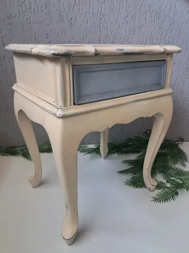 Mesa de cabeceira antiga Chipandelle/Luis XV- Restaurada - acabamento em pátina artesanal 